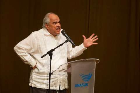 Samper dice que victoria de Trump sería como la "llegada de Godzilla a la política mundial"