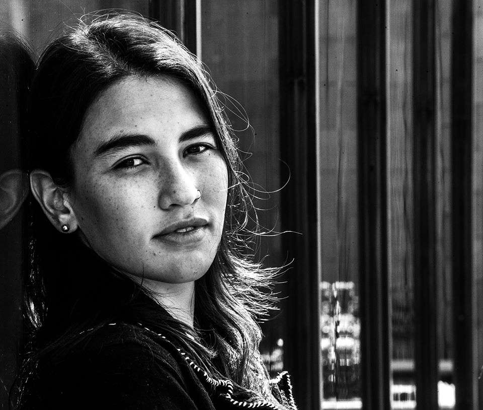 Niebla en la yarda (2017), publicado por Angosta Editores, es el primer libro de Estefanía Carvajal Restrepo, la joven periodista antioqueña que con este texto se hizo ganadora del premio a la mejor tesis del Círculo de Periodistas de Bogotá. / Tomada del Facebook de Angosta Editores