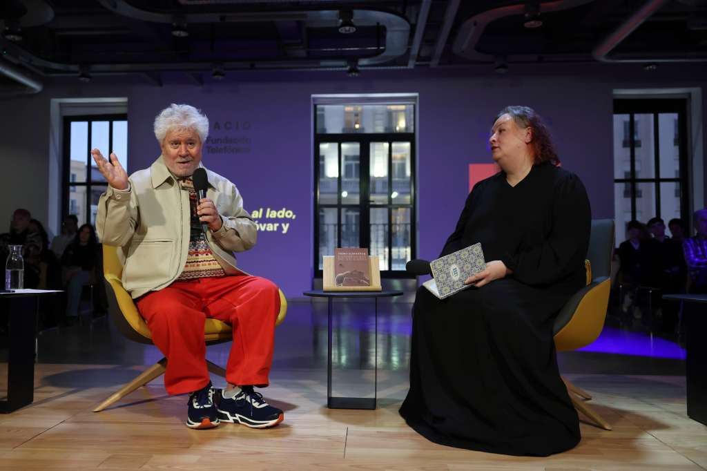 MADRID, 11/11/2024.- Pedro Almodóvar y la escritora Alana S. Portero, se reúnen para hablar sobre 'Cual es tu tormento', la novela de Sigfrid Nunez en la que se basa la última película del cineasta, 'La habitación de al lado',este lunes en Madrid.-EFE/ Kiko Huesca