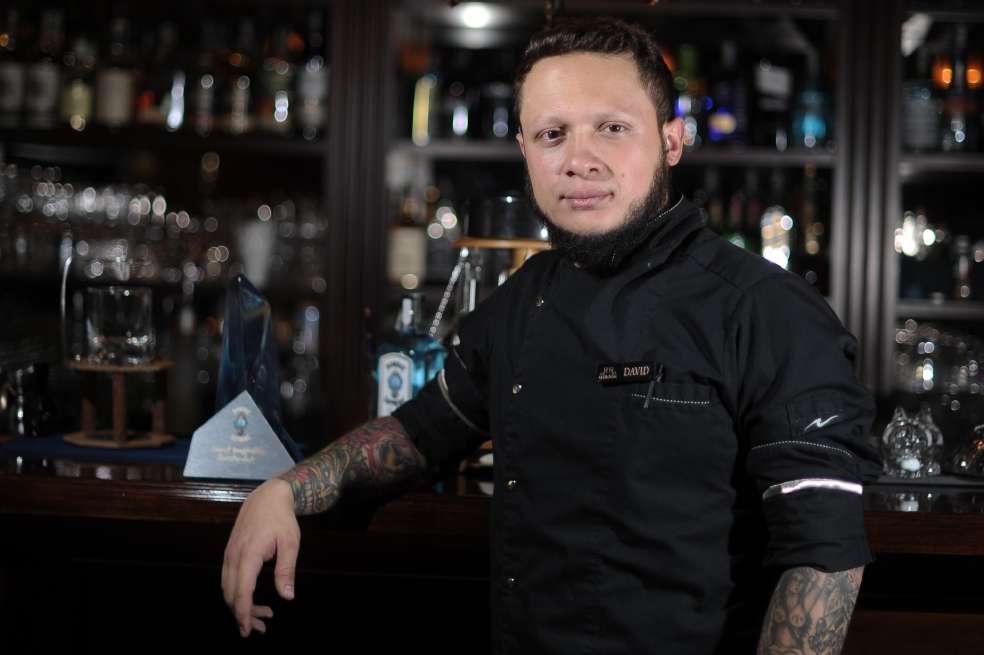 David Laverde competirá en el Must Imaginative Bartender que organiza Bombay./ Cristian Garavito - El Espectador