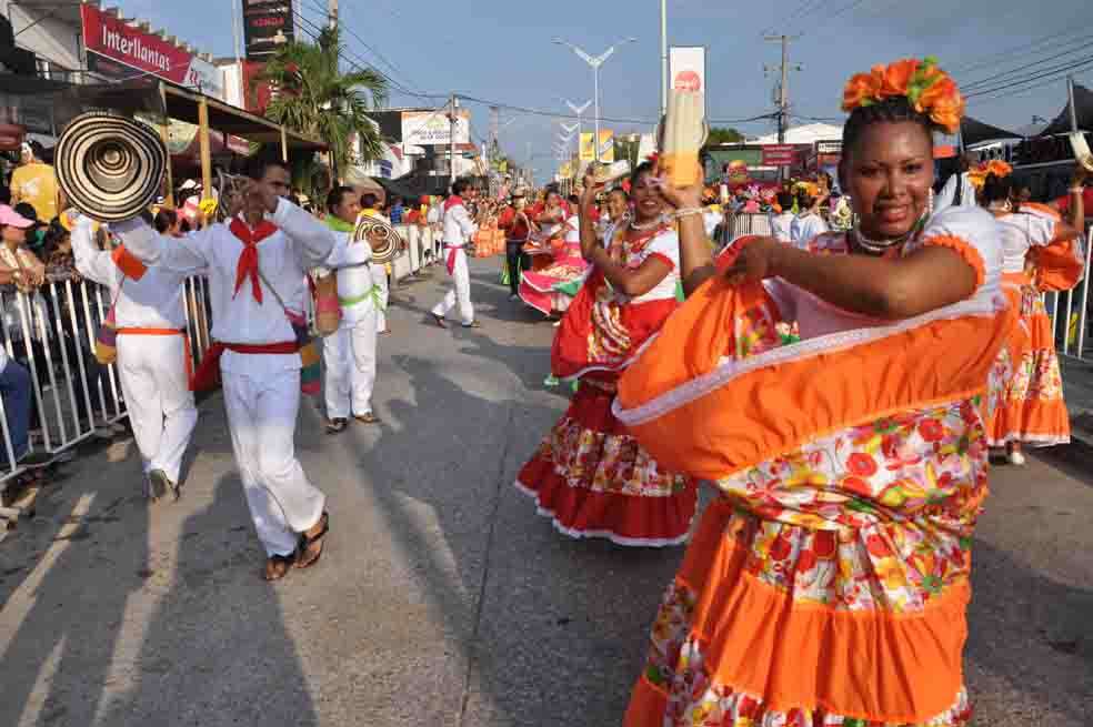 Las fandangueras tradicionales son las más ovacionadas. Ellas bailan con el mazo de vela en mano. / Fotos: cortesía