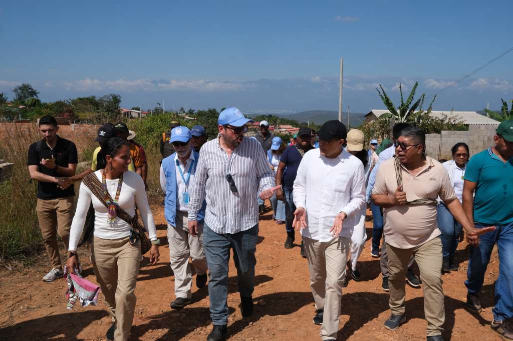 Carlos Ruiz Massieu y Zhu Jingyang compartieron con la comunidad durante su visita al ETCR.