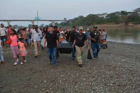 Las imágenes del entierro que le hicieron al río Cauca