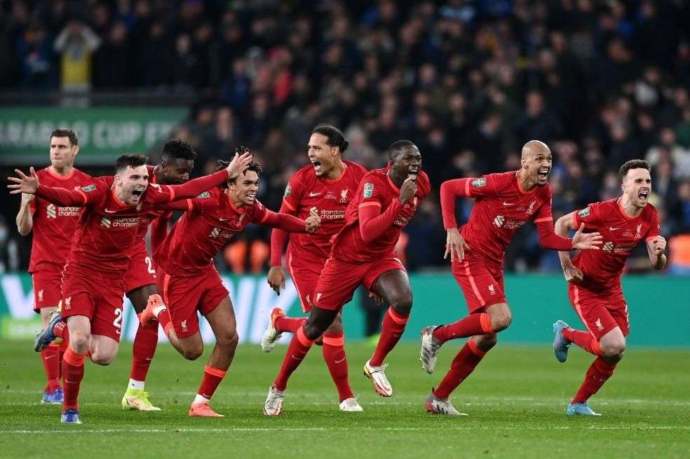 Liverpool celebra su campeonato de la Copa de la Liga tras imponerse en penales contra Chelsea.