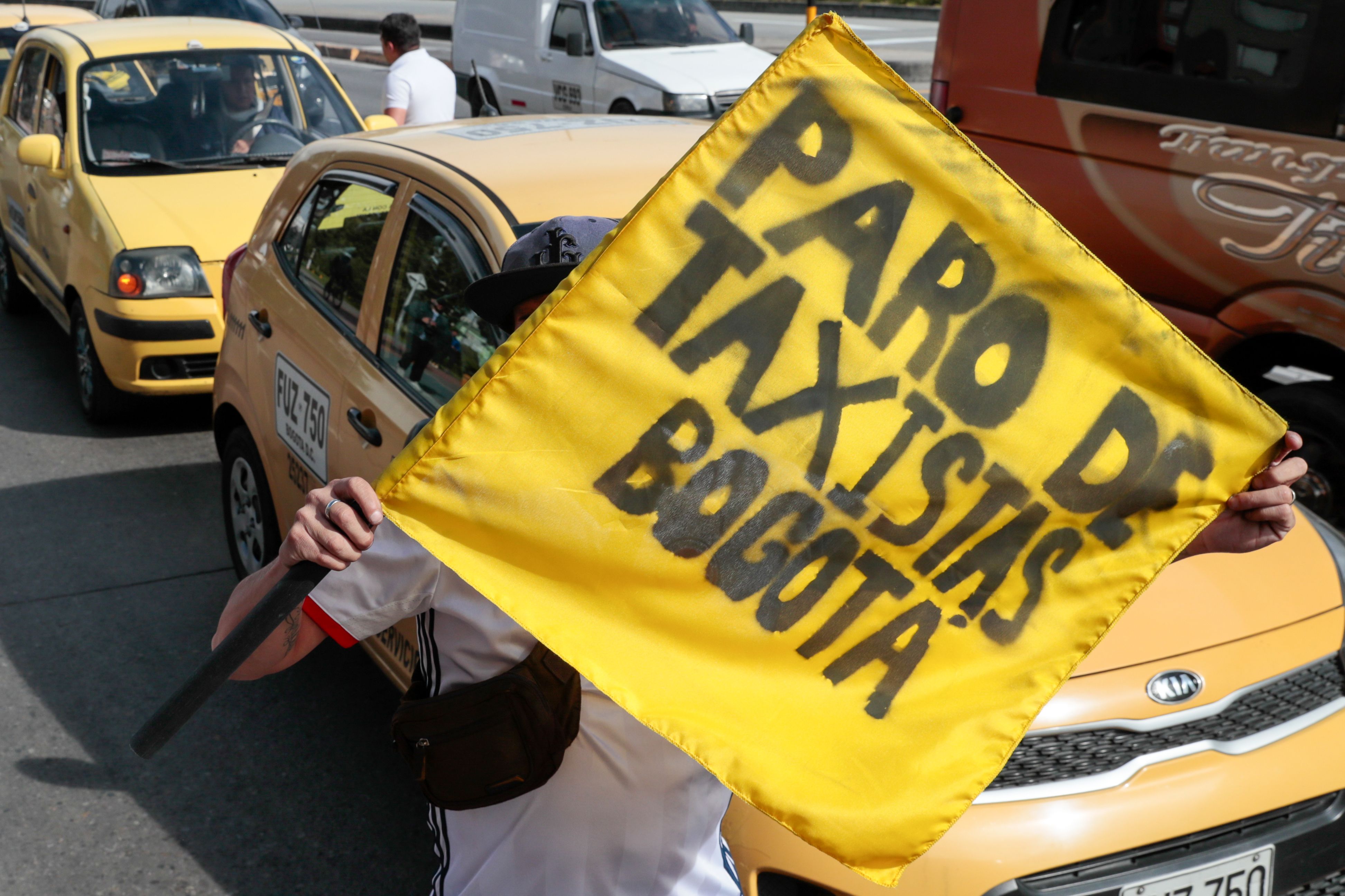 AME4072. BOGOTÁ (COLOMBIA), 23/07/2024.- Conductores de taxi participan de una protesta, este martes, en Bogotá (Colombia). Centenares de taxistas bloquearon este martes las principales vías de acceso a Bogotá en protesta porque, supuestamente, las autoridades no están haciendo cumplir las leyes con respecto al "transporte ilegal", en referencia a plataformas como Uber o DiDi. EFE/ Carlos Ortega