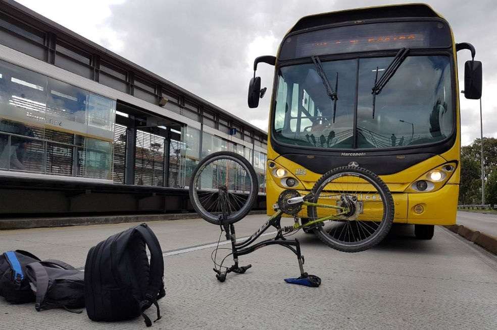 Al menos una veintena de trabajadores bloquearon el carril exclusivo de Transmilenio, a la altura de la estación Normandía. / Camilo Gómez-El Espectador