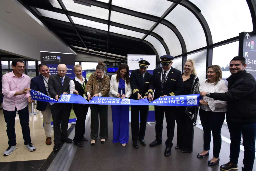 Representantes de United Airlines y autoridades colombianas conmemoraron el lanzamiento de un nuevo vuelo sin escalas entre Medellín, Colombia, y Houston.