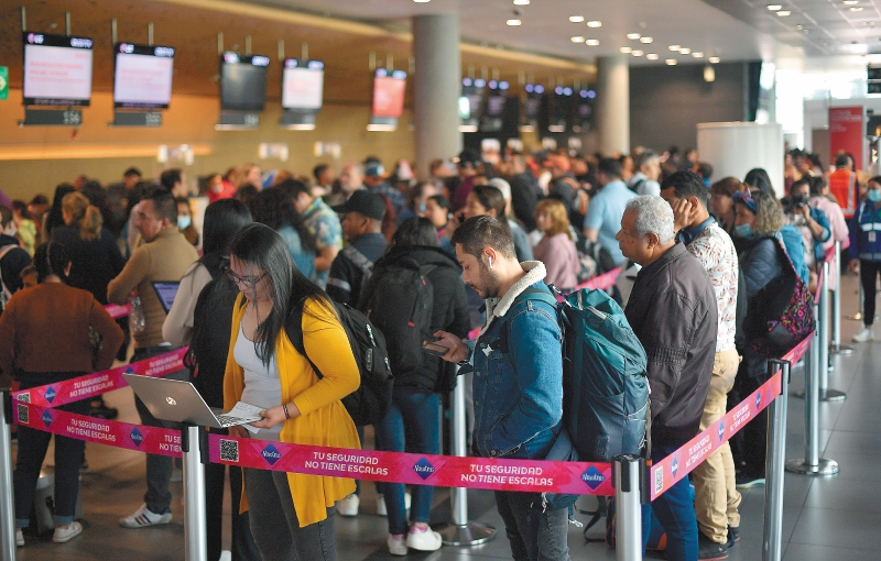 Filas de viajeros en el aeropuerto el dorado por cuenta de los retrasos en los vuelos.