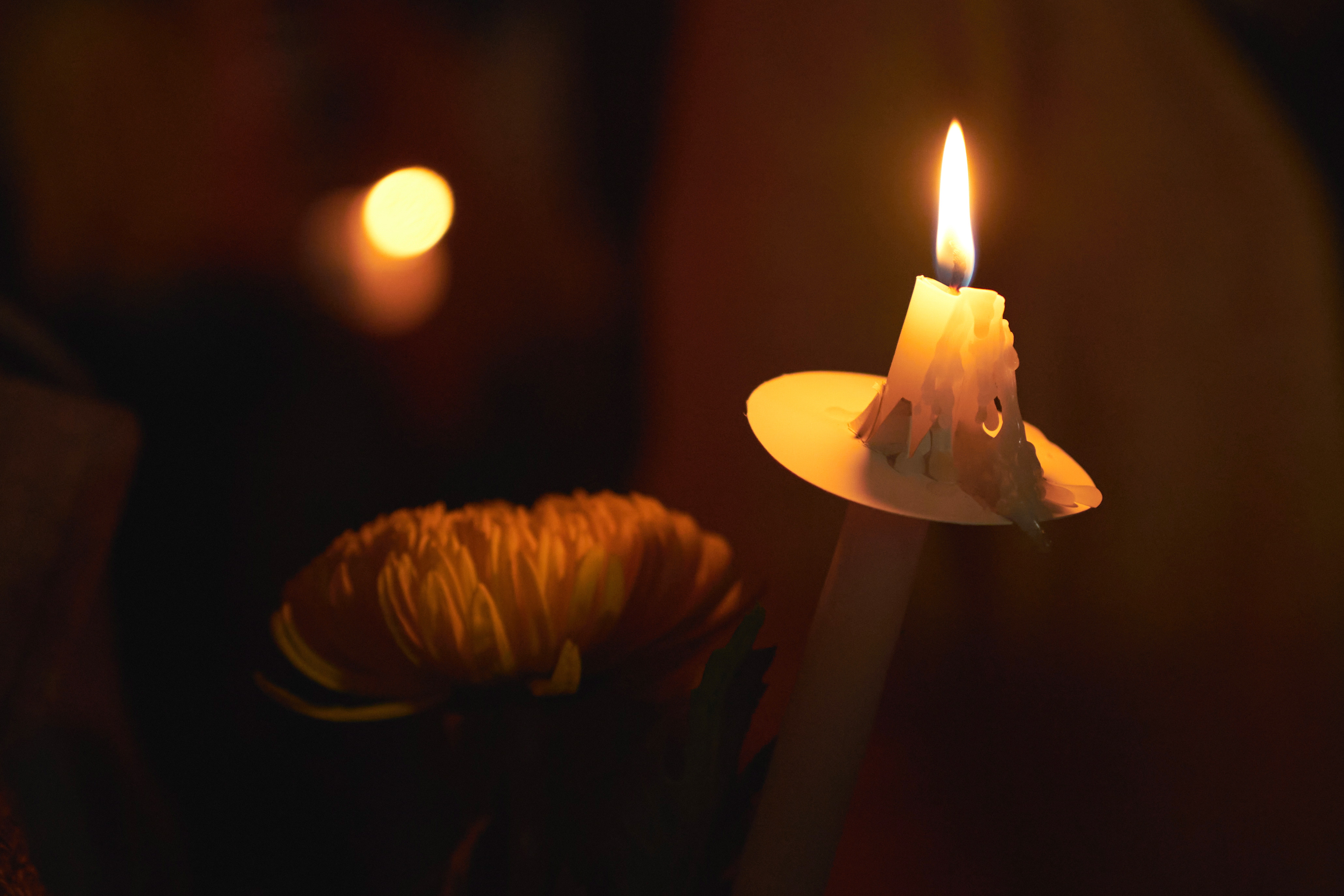-FOTODELDIA- Monterey Park (Estados Unidos), 25/01/2023.- Velas durante la vigilia en homenaje a las víctimas del tiroteo ocurrido el fin de semana en el que diez personas perdieron la vida tras un festival para celebrar el Año Nuevo chino en la localidad californiana de Monterey Park, un suburbio cercano a Los Ángeles de población mayoritariamente asiática EFE/ALLISON DINNER