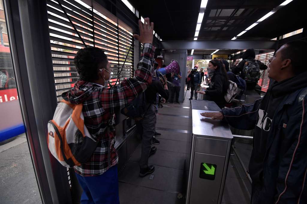 Con la consigna "Evadir, no pagar. Otra forma de luchar", algunos ciudadanos promovieron "colatones" en varias estaciones de Transmilenio de la troncal de la Avenida Caracas en Bogotá, como protesta por el incremento del pasaje del Transmilenio y el Sitp.