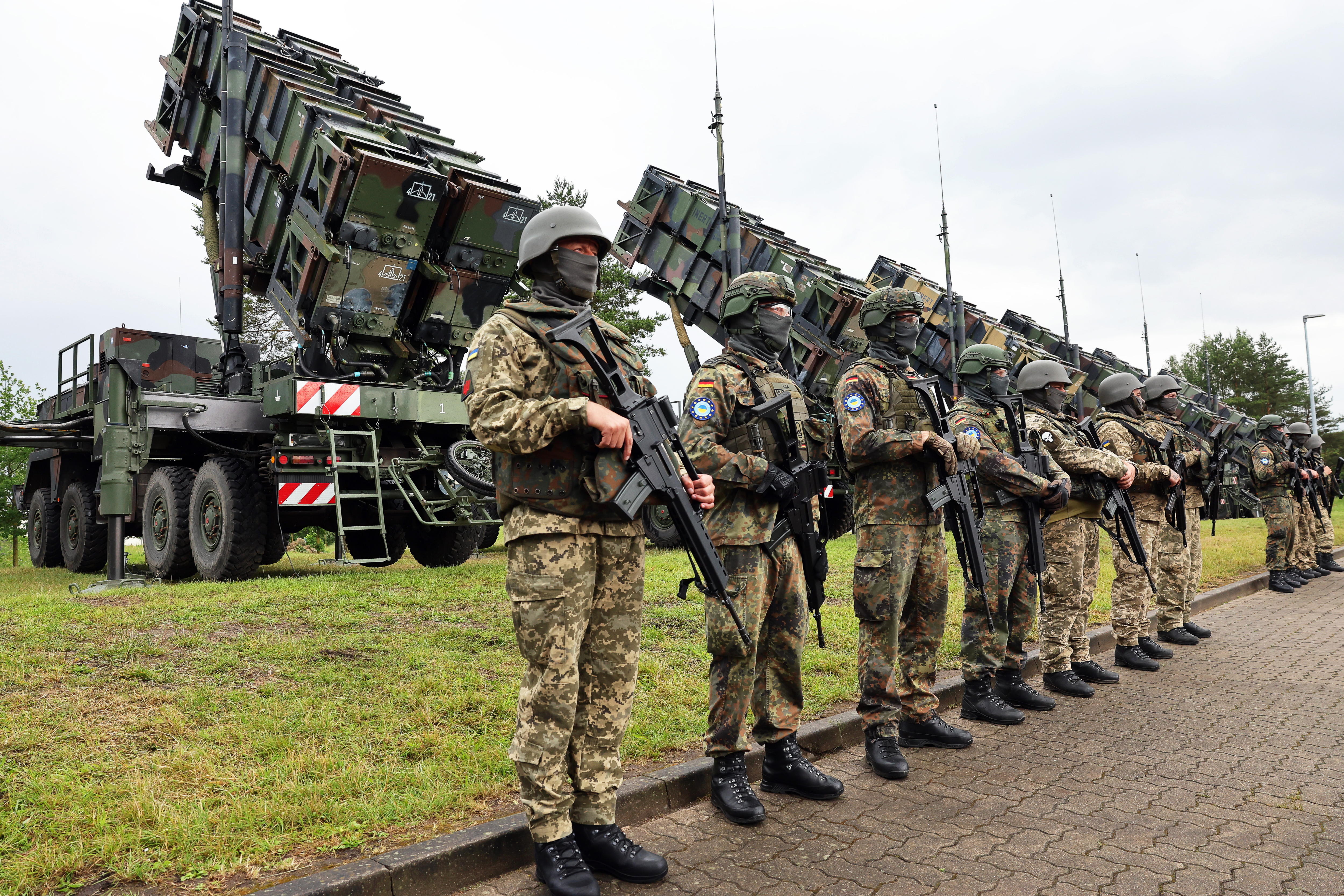 --- (Deutschland), 11/06/2024.- German and Ukrainian soldiers stand in front of 'Patriot' anti-aircraft missile systems during the visit of Ukrainian President Zelensky to a military training area in Germany, 11 June 2024. Ukrainina President visits Germany to take part in The Ukraine Recovery Conference 2024 that takes place in Berlin from 11 to 12 June 2024, under the slogan 'United in defense. United in recovery. Stronger together.' (Zelenski, Alemania, Ucrania) EFE/EPA/JENS BUETTNER / POOL