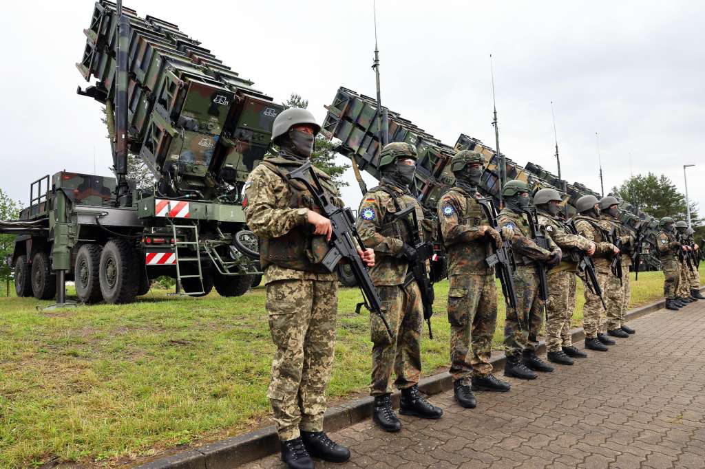 --- (Deutschland), 11/06/2024.- German and Ukrainian soldiers stand in front of 'Patriot' anti-aircraft missile systems during the visit of Ukrainian President Zelensky to a military training area in Germany, 11 June 2024. Ukrainina President visits Germany to take part in The Ukraine Recovery Conference 2024 that takes place in Berlin from 11 to 12 June 2024, under the slogan 'United in defense. United in recovery. Stronger together.' (Zelenski, Alemania, Ucrania) EFE/EPA/JENS BUETTNER / POOL