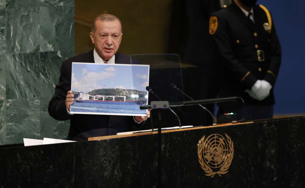 New York (United States), 20/09/2022.- Turkish President Recep Tayyip Erdogan holds a photo of a grain ship as he delivers his address during the 77th General Debate inside the General Assembly Hall at United Nations Headquarters in New York, New York, USA, 20 September 2022. (Estados Unidos, Nueva York) EFE/EPA/JASON SZENES
