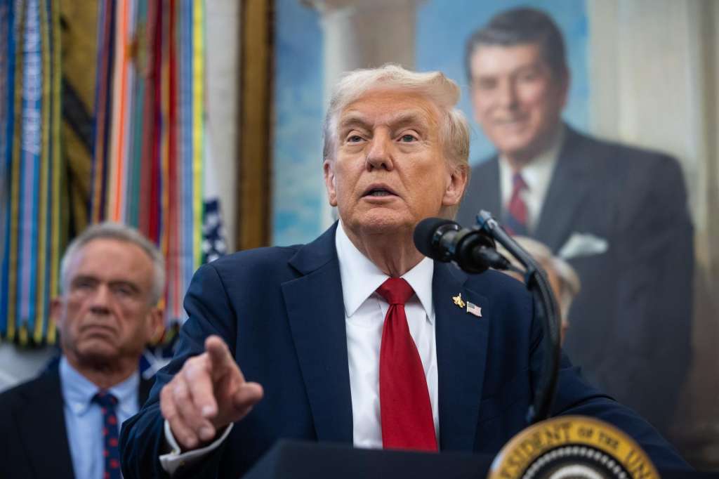 Washington (United States), 30/09/2025.- US President Donald Trump announces a drug-pricing deal with Pfizer in the Oval Office at the White House in Washington, DC, USA, 30 September 2025. EFE/EPA/FRANCIS CHUNG / POOL