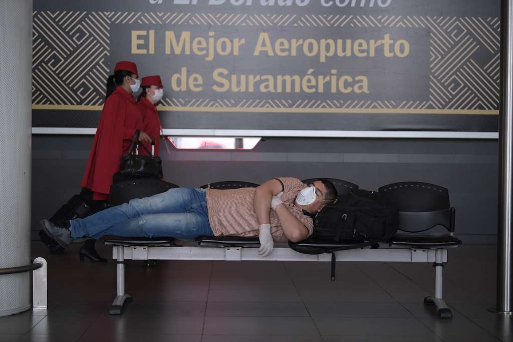 Vuelos internacionales cerrados causada por la pandemia del Covid-19, el aeropuerto instaló varias camas para los pasajeros que están varados en esta terminal aérea.