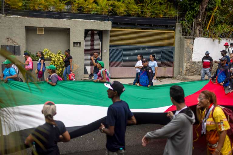 AME5646. CARACAS (VENEZUELA), 07/10/2025.- Personas participan en una manifestación en apoyo a Palestina este martes, en Caracas (Venezuela). EFE/ Miguel Gutiérrez