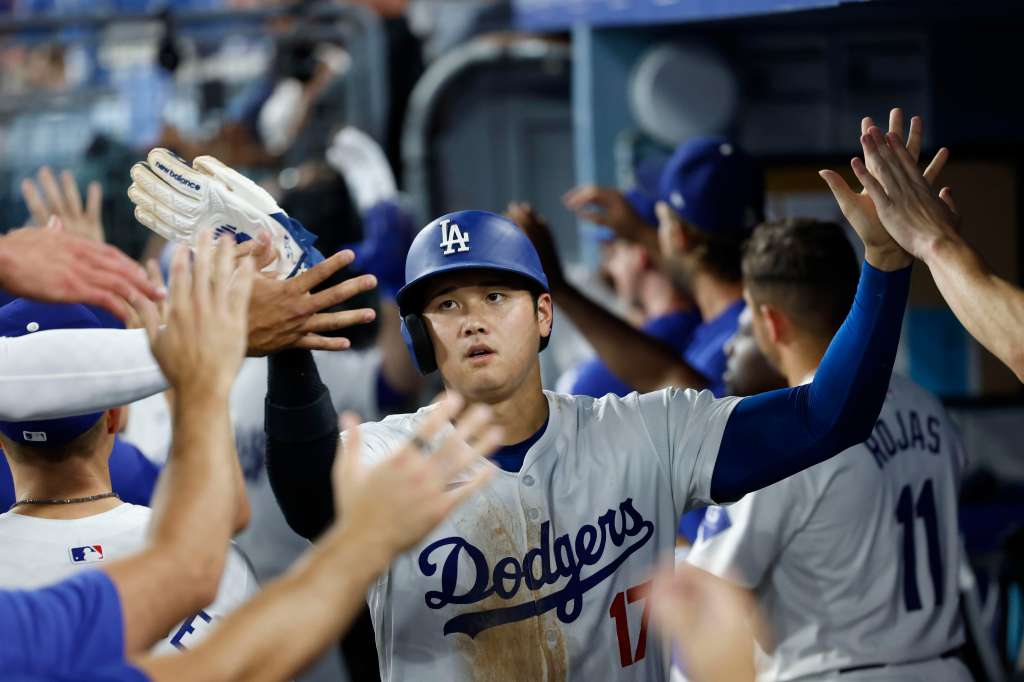 Inglewood (United States), 10/09/2024.- Los Angeles Dodgers designated hitter Shohei Ohtani is greeted by teammates after scoring during the seventh inning of the Major League Baseball (MLB) game between the Chicago Cubs and the Los Angeles Dodgers in Los Angeles, California, USA, 09 September 2024. EFE/EPA/CAROLINE BREHMAN
