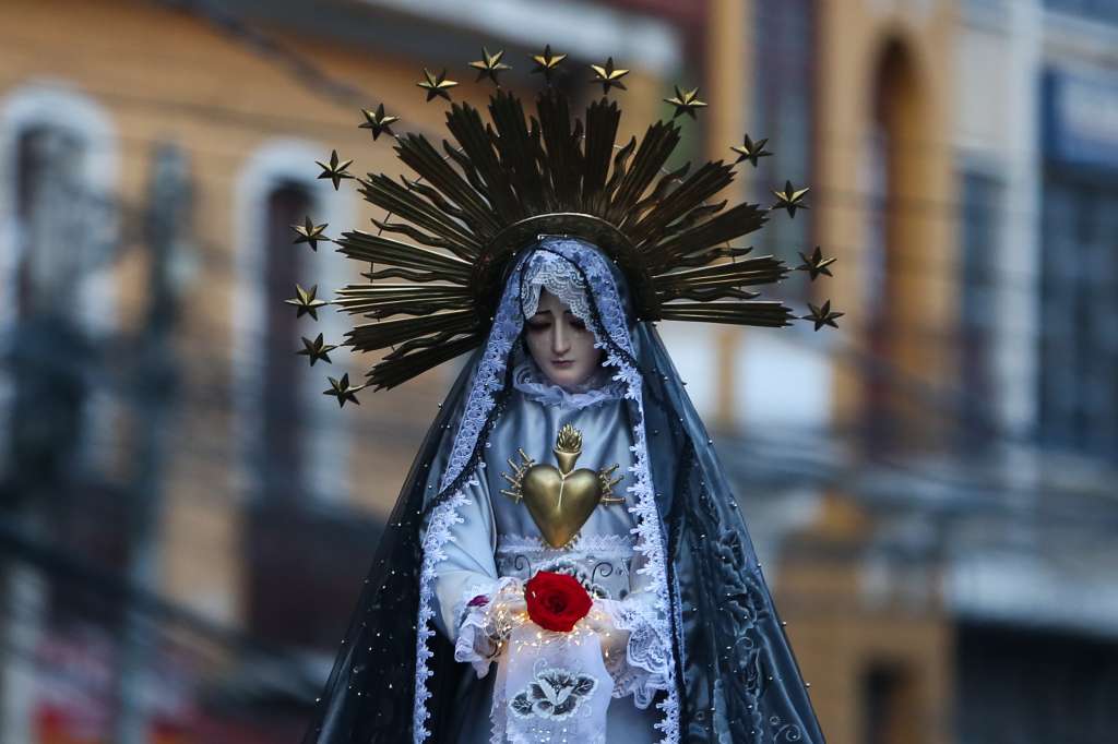 AME3757. LA PAZ (BOLIVIA), 29/03/2024.- Fotografía de la imagen de la virgen María durante una procesión de Semana Santa este viernes, en La Paz (Bolivia). La procesión del Santo Sepulcro que es tradicional en este Viernes Santo en Bolivia volvió a su ruta histórica al igual que las bandas militares acompañaron el recorrido de los creyentes y también hubo recreaciones del viacrucis para celebrar la Semana Santa.EFE/Luis Gandarillas