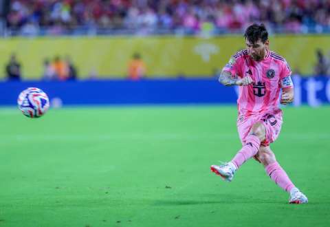 Messi brilló con un golazo de tiro libre y firmó un doblete ante Nashville: video