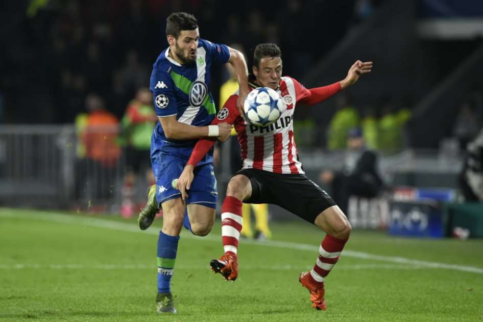El lateral colombiano Santiago Arias del PSV en el partido frente al Wolfsburgo en la Liga de Campeones. / AFP