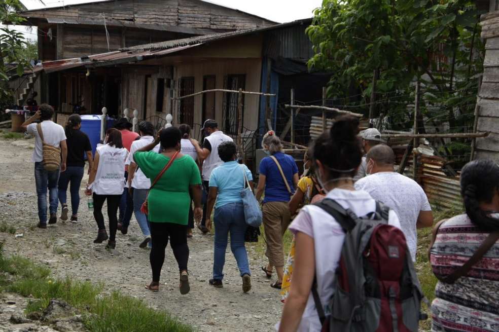 Organizaciones y familiares de víctimas de desaparición forzada le hicieron un recorrido a Luz Marina Monzón por el barrio San Francisco, contiguo al estero San Antonio, para señalar los puntos de inhumación de personas.