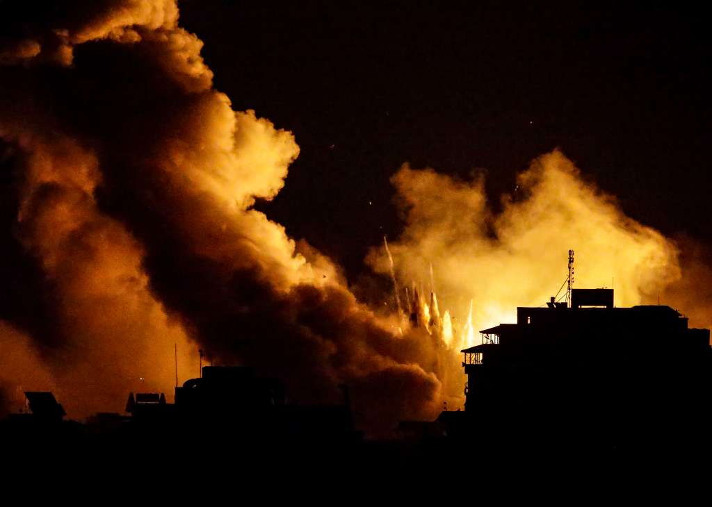 Gaza (-), 18/10/2023.- Smoke rises after an Israeli airstrike in Tal Al-Hawa neighbourhood in Gaza City, 18 October 2023. More than 3,400 Palestinians and 1,400 Israelis have been killed according to the Israel Defense Forces (IDF) and the Palestinian Health authority since Hamas militants launched an attack against Israel from the Gaza Strip on 07 October. Israel has warned all citizens of the Gaza Strip to move to the south ahead of an expected invasion. EFE/EPA/MOHAMMED SABER