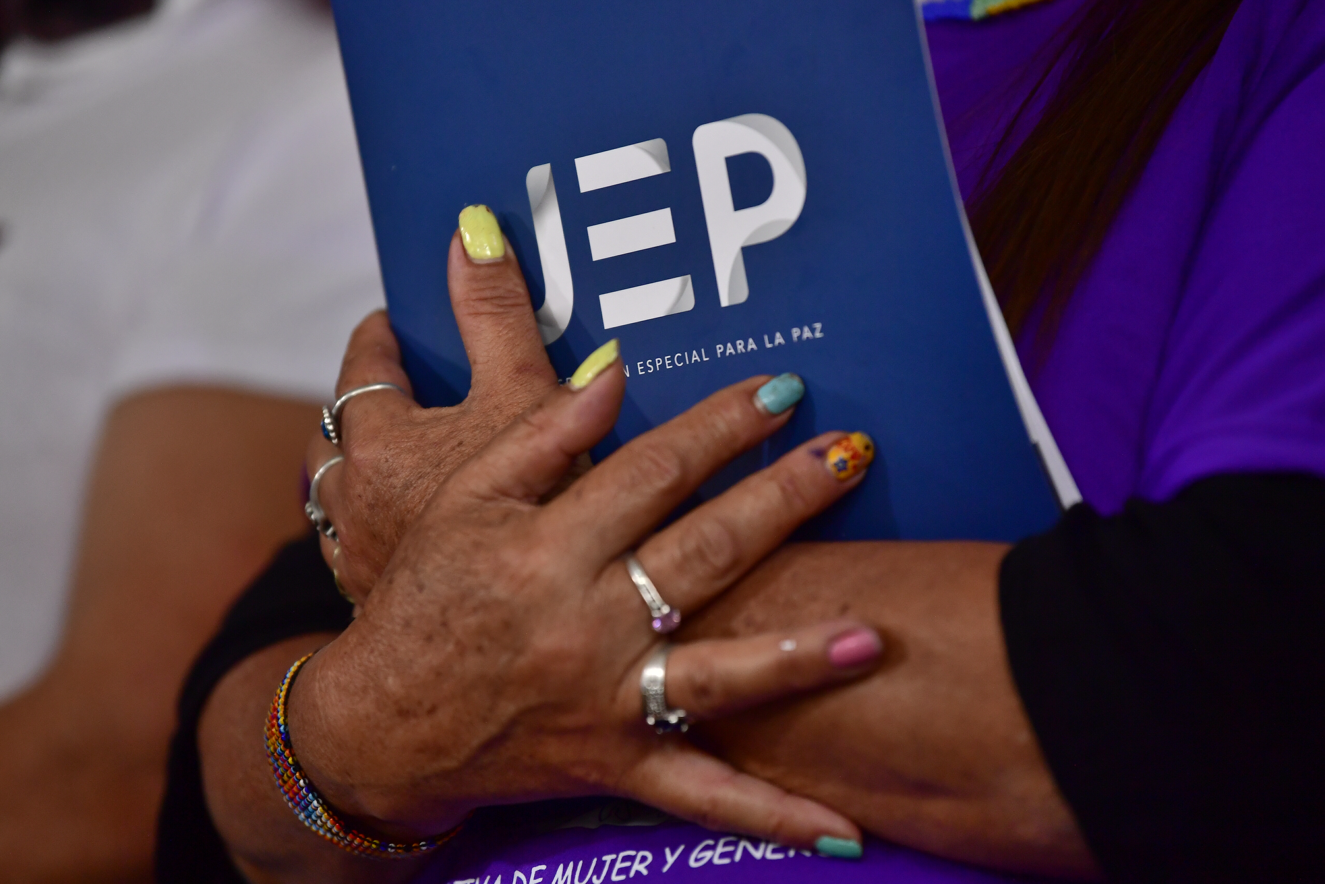 Exposición ‘Mujeres con las botas bien puestas’, creada por Mafapo, la organización de madres y familiares de víctimas de Falsos Positivos de Soacha, que fue inaugurada en un acto solemne en la sede central de la JEP.