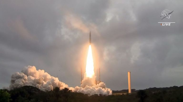 Con conteo final en francés: así fue el  lanzamiento del telescopio James Webb