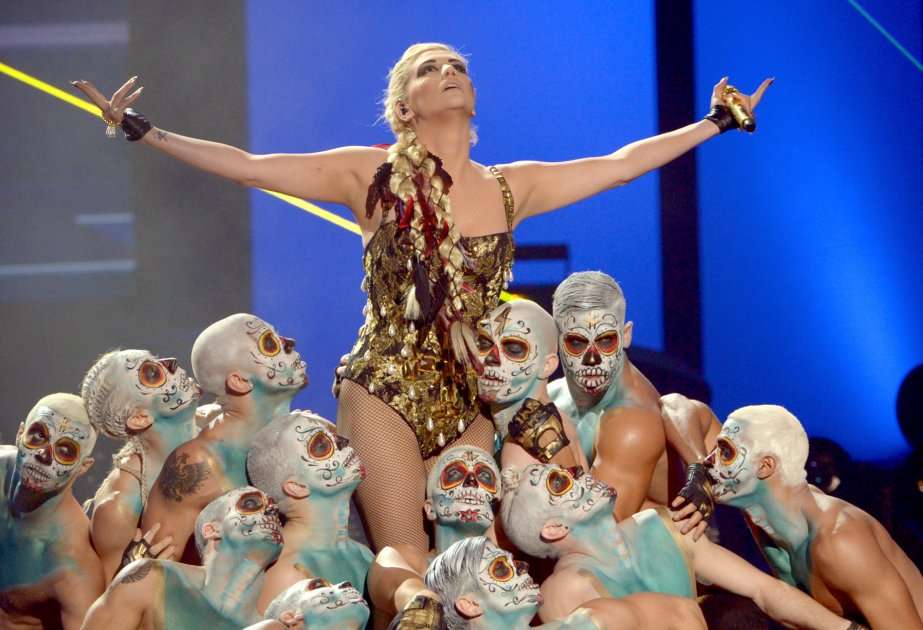 Ke$ha canta en los American Music Awards 2012. / AFP