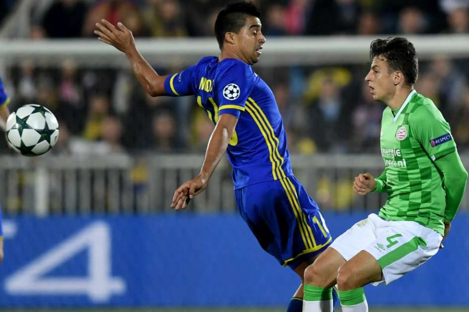 Santiago Arias (d), junto al ecuatoriano Christian Noboa, en el partido del PSV contra el Rostov. / AFP