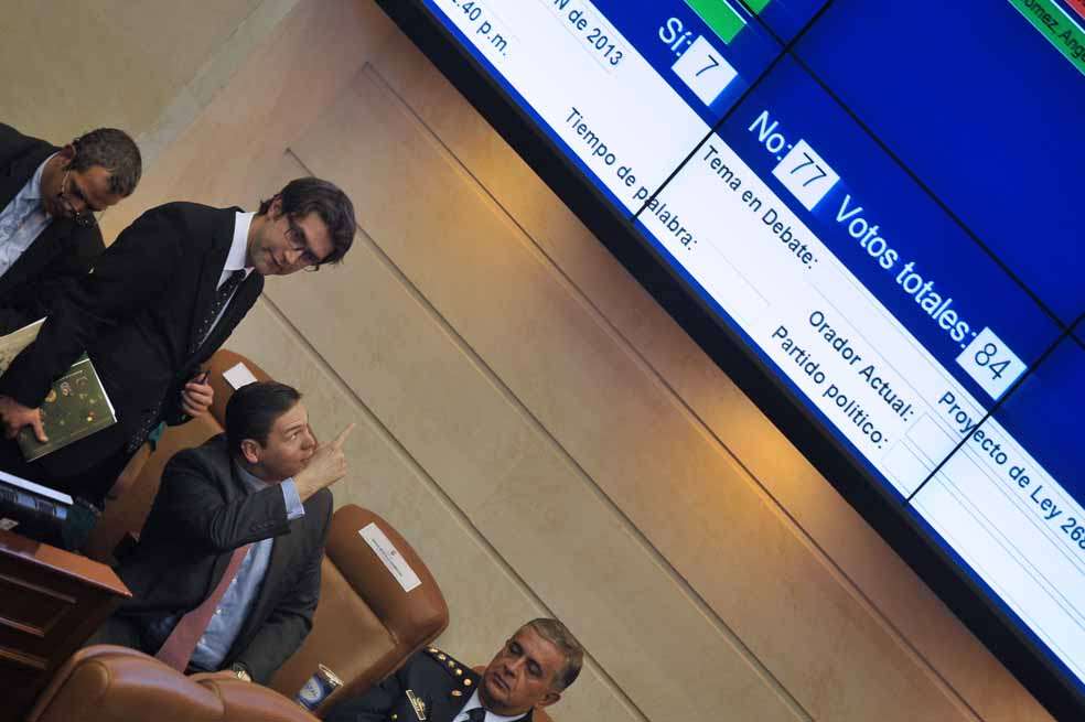 El ministro de Defensa, Juan Carlos Pinzón, echa un vistazo a la votación de uno de los artículos del fuero militar, ayer en la Cámara. / Andrés Torres