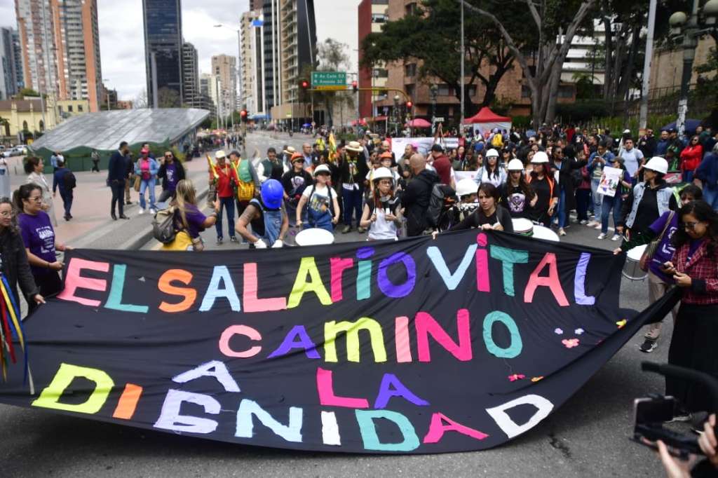 Se presentan afectaciones viales por manifestaciones en la carrera 7 con calle 63, en sentido norte–sur, y en la carrera 7 con calle 28, en sentido sur–norte, donde avanzan en contravía.