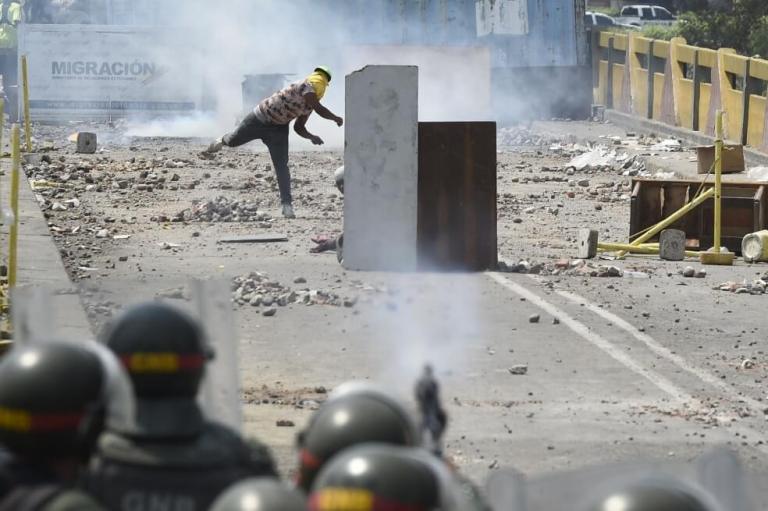Manifestantes se enfrentan a militares venezolanos en frontera brasileña