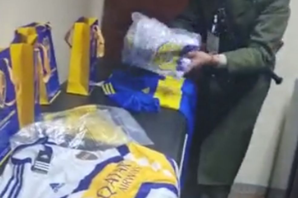 La dirigencia de Boca Juniors les dio bolsas con camisetas del equipo a los árbitros del partido // Captura de pantalla Twitter