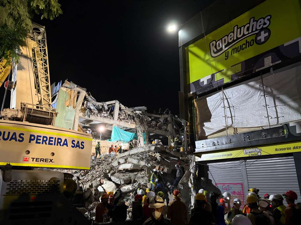Rescatistas trabajan sobre las ruinas del Hotel Dibeni.