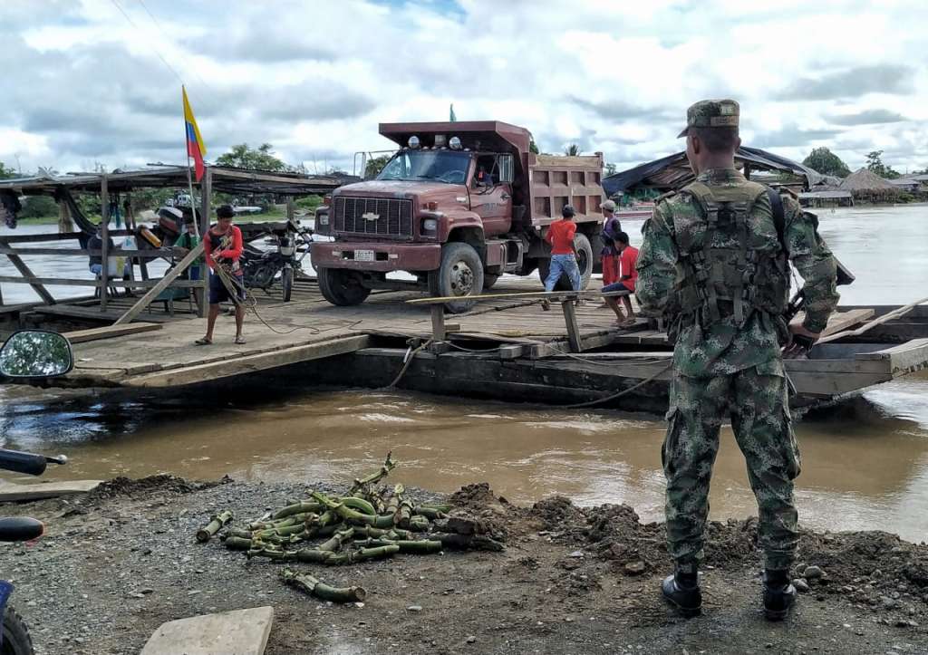 En los ríos de Curvaradó y Jiguamiandó se ve presencia del Ejército. / Mauricio Alvarado - El Espectador.