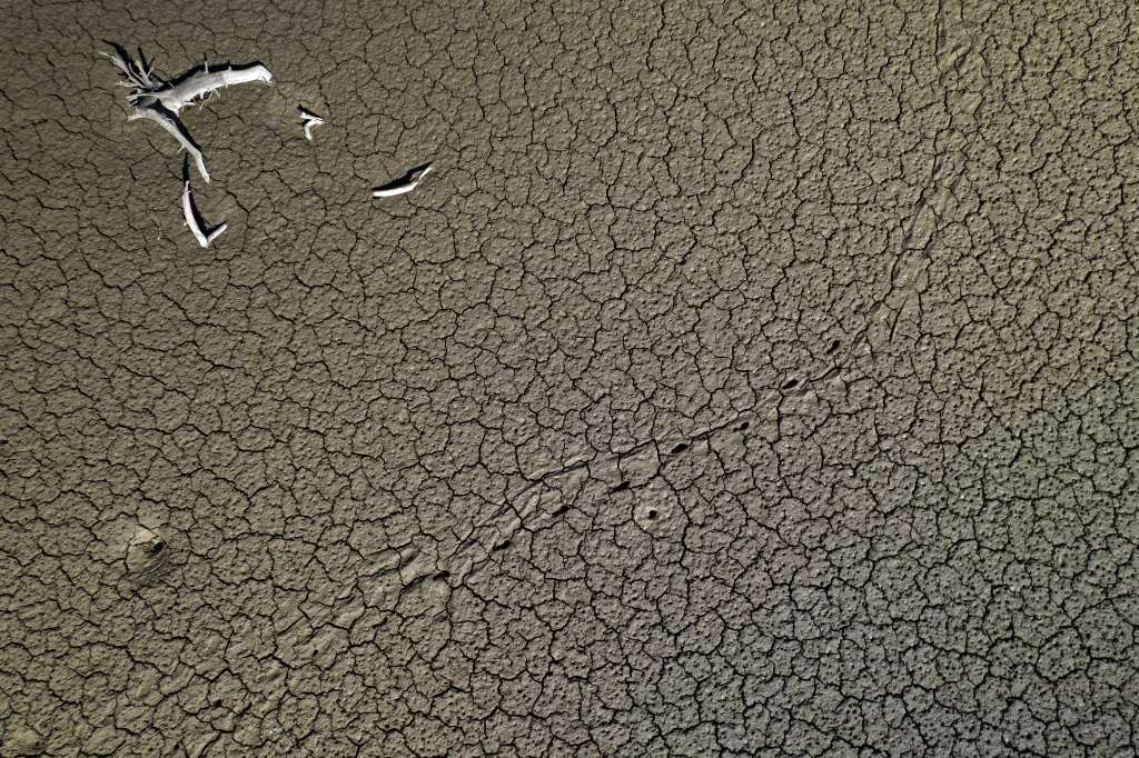 -FOTODELDÍA- YESA, 05/10/2022.- Imagen tomada desde un dron de la tierra cuarteada del pantano de Yesa ante la carencia de precipitaciones. Los regantes de Bardenas finalizaron el pasado viernes la campaña de riego. Los responsables de la comunidad de riegos se han visto obligados a adelantar este cierre ante la dramática situación del embalse de Yesa que apenas cuenta con una reserva de 56 hectómetros cúbicos, según los últimos datos de la Confederación Hidrográfica del Ebro.         EFE/Jesús Diges