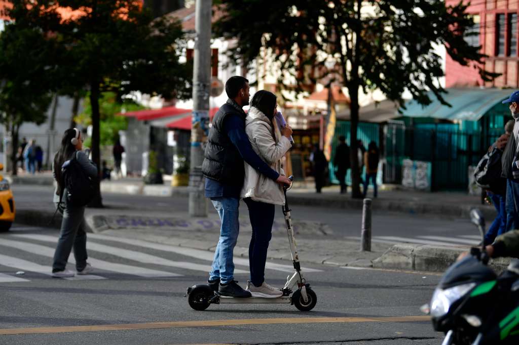 Patinetas y motos eléctricas en la ciclorruta de la carrera séptima