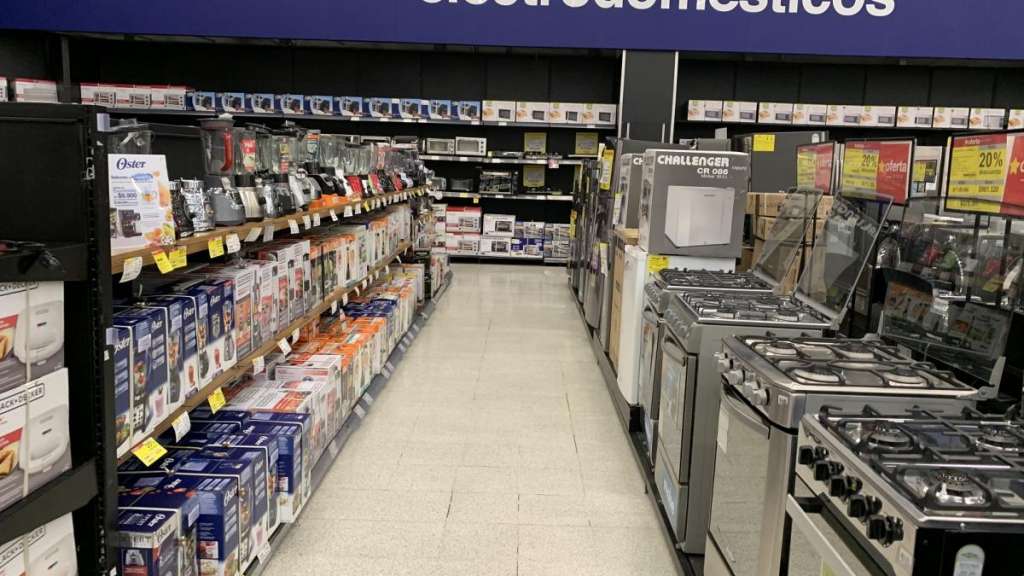 El outlet se dio a conocer por medio de redes sociales en donde mostraron los descuentos que se pueden ver en el lugar.