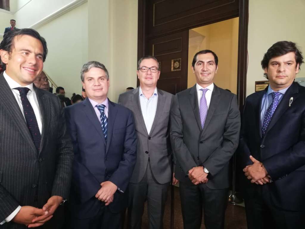 Los senadores Rodrigo Lara (Cambio Radical), Juan Felipe Lemus (de la U), Fabio Amín (Partido Liberal), David Barguil (Conservador) y Gabriel Velasco (Centro Democrático). / Prensa David Barguil