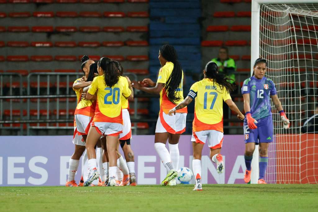 AME1276. MEDELLIN (COLOMBIA), 24/10/2025.- Jugadoras de Colombia celebran un gol este viernes, en un partido de la Liga de Naciones Femenina entre Colombia y Perú en el Atanasio Girardot, en Medellin (Colombia). EFE/ Mauricio Dueñas Castañeda