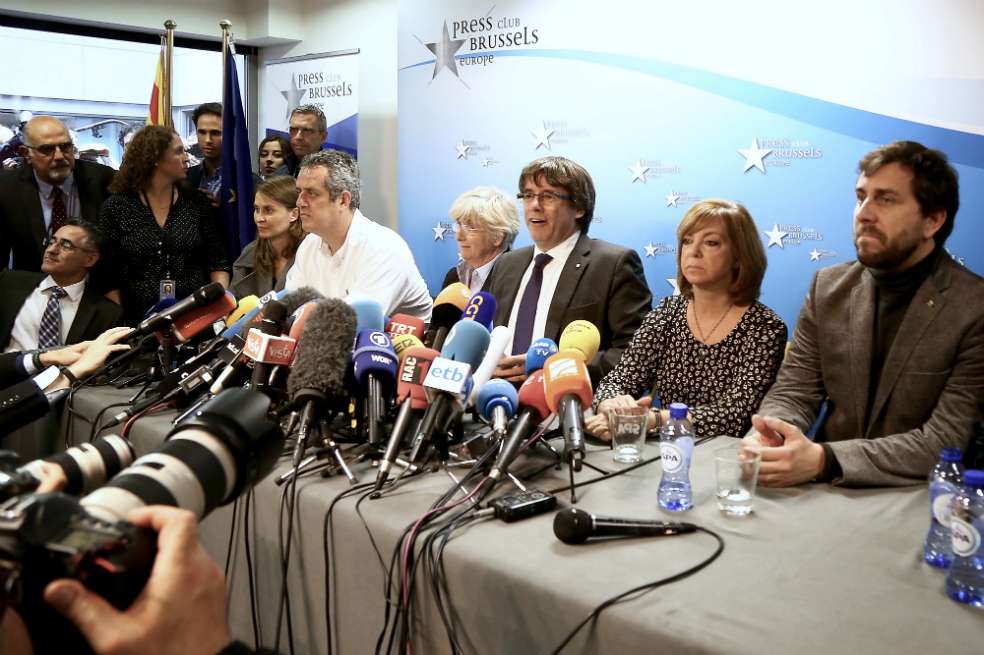 Carles Puigdemont en rueda de prensa desde Bélgica sobre su futuro y perspectivas de Cataluña tras cuatro días de haber declarado la independencia. / AFP