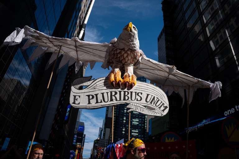 Una marioneta de papel en forma de ave sostiene el lema de Estados Unidos, “E Pluribus Unum” (“De muchos, uno”), durante la protesta “No Kings” en Nueva York.