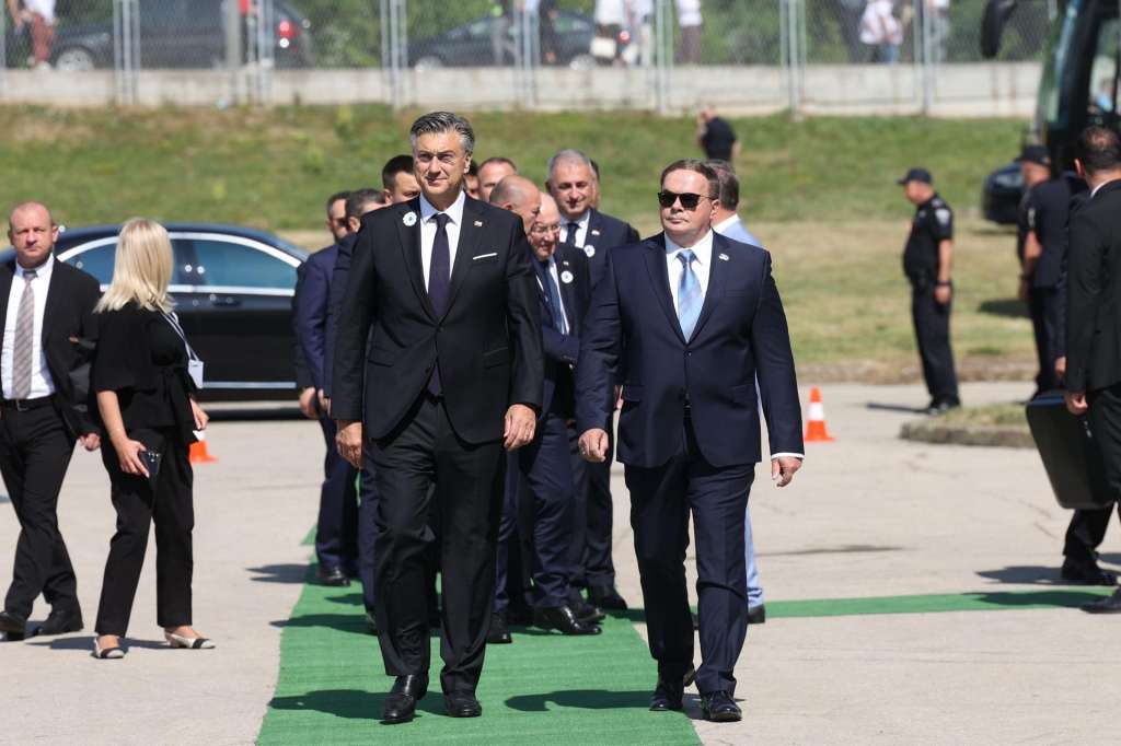 SREBRENICA (Bosnia and Herzegovina), 11/07/2025.- Croatia's Prime Minister Andrej Plenkovic (L) arrives for the commemoration of the 30th anniversary of the Bosnian Muslim victims of the Srebrenica genocide, at the Potocari Memorial Center and Cemetery, in Srebrenica, Bosnia and Herzegovina, 11 July 2025. The commemoration is part of a memorial ceremony to mark the 30th anniversary of the Srebrenica genocide, considered the worst atrocity of Bosnia's 1992-95 war. More than 8,300 Muslim men and boys were executed in the 1995 killing spree after Bosnian Serb forces overran the town. (Bosnia-Herzegovina, Croacia) EFE/EPA/HAZIM ALJOVIC BOSNIA AND HERZEGOVINA OUT