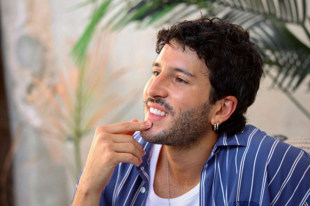 MURCIA, 11/07/2025.- "Me da mucha tristeza ver cómo la vida de muchos individuos se transforma para mal con los cambios políticos", ha dicho este viernes en una entrevista con EFE el cantante Sebastián Yatra (Medellín, Colombia, 1994), que regresa mañana en Murcia a los escenarios españoles con la gira "Entre tanta gente".- EFE/Juan Carlos Caval