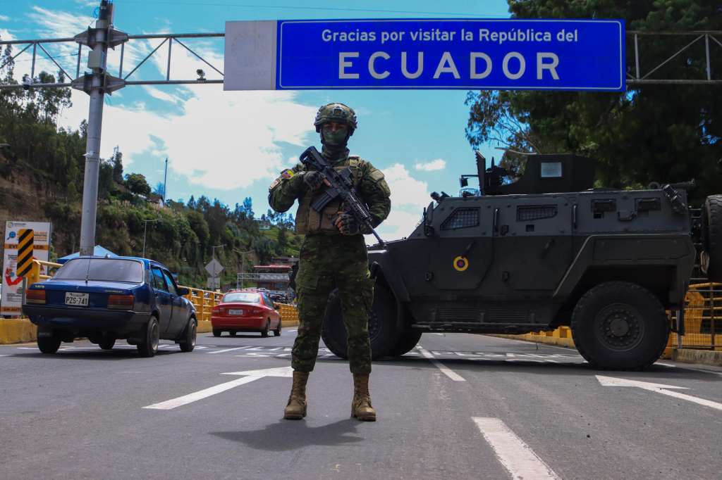 QUI01. RUMICHACA (ECUADOR) 12/04/2025.-. Militares ecuatorianos custodian este sábado la frontera norte en el puente internacional Rumichaca, en la provincia de Carchi (Ecuador). El presidente de Ecuador, Daniel Noboa, volvió a cerrar las fronteras terrestres de Ecuador para impedir el ingreso de extranjeros durante la celebración de la segunda vuelta de las elecciones presidenciales, como una medida de seguridad para reducir el riesgo de posibles atentados de bandas criminales durante la votación. EFE/Xavier Montalvo