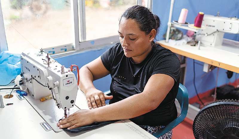 En el proyecto de costura trabajan 28 mujeres reincorporadas / Terumoto Fukuda.