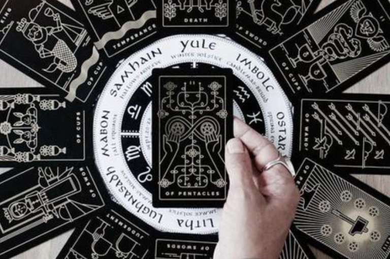 Escorpión: De acuerdo con el siete de copas del Tarot, muchas personas le confían secretos de trabajo, amores, amistades y fantasías inconfesables; secretos que han estado escondidos en el interior hasta que alguien les abre la puerta; secretos que le han dado un conocimiento profundo de la naturaleza humana, pocas cosas lo sorprenden. Usted es un buen confidente; en pocas personas se puede confiar. Una vela azul durante los siete días de la semana, sin falta.