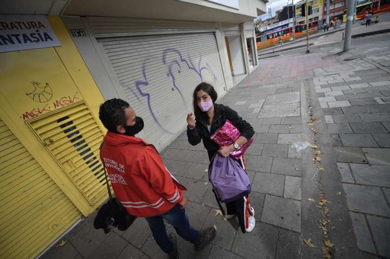 Para vigilar el cumplimiento de las medidas, en las localidades que entran en cuarentena se tienen 28 puestos de control vial en las principales arterias de acceso y salida de estas localidades, en donde se va a restringir la movilidad peatonal y vehicular y se intensificará la entrega de ayudas humanitarias.