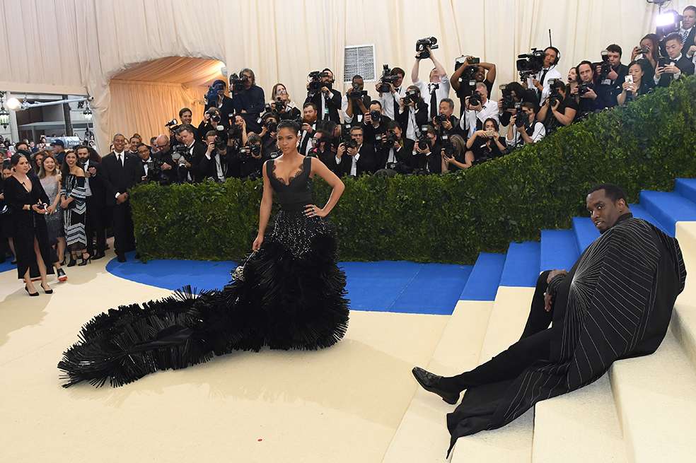 Diddy, sentado en las escaleras del Met Gala 2017, espera a su pareja Cassie. / AFP